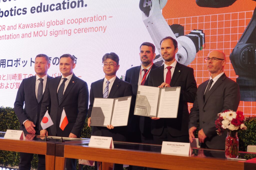 Polska innowacja na Expo – ASTOR i Kawasaki podpisały porozumienie o rozwoju robota edukacyjnego Astorino
